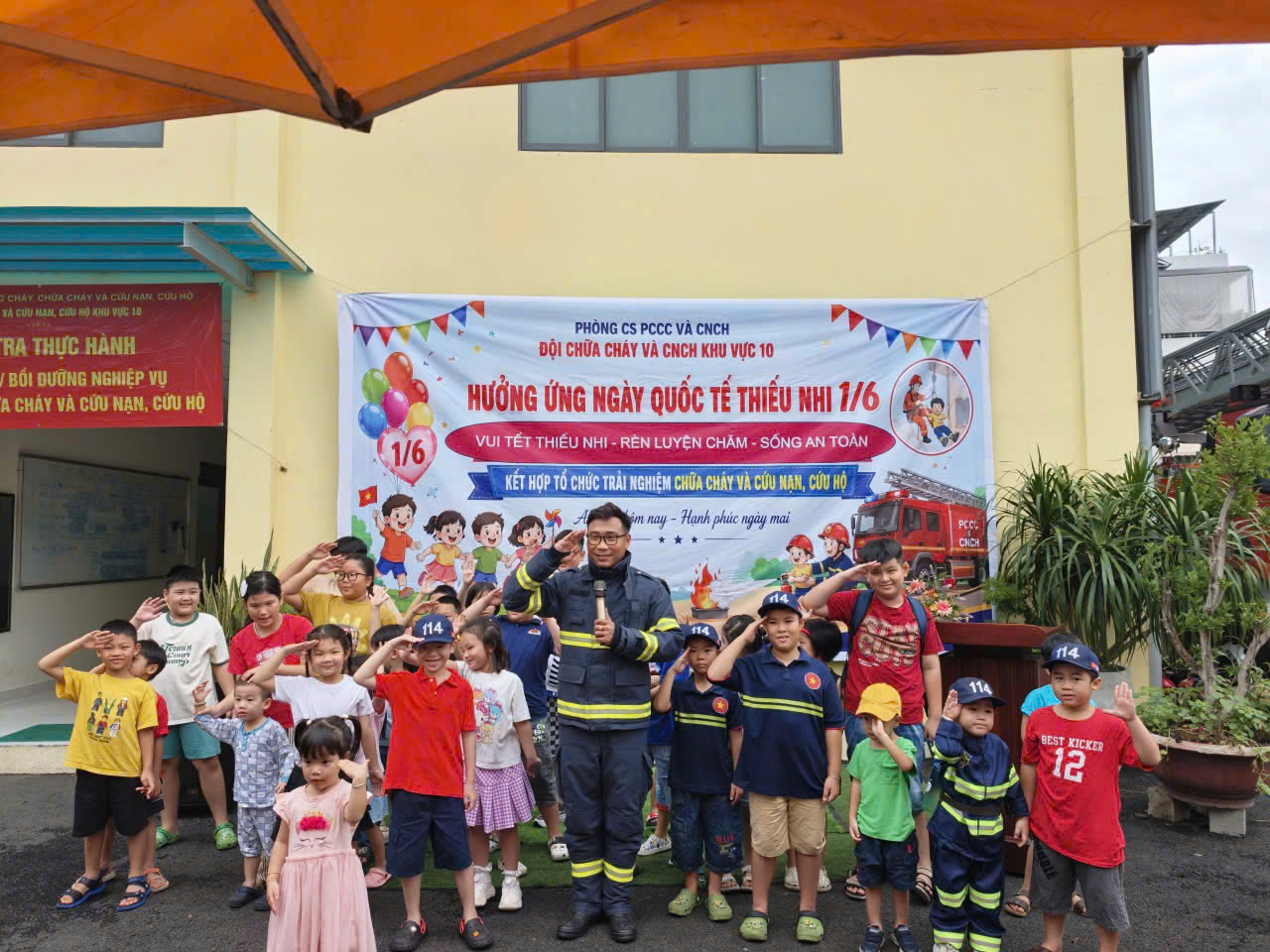 Đội Chữa cháy và CNCH Khu vực 10: Ngày Quốc tế Thiếu nhi đặc biệt bên “những người hùng trong biển lửa”