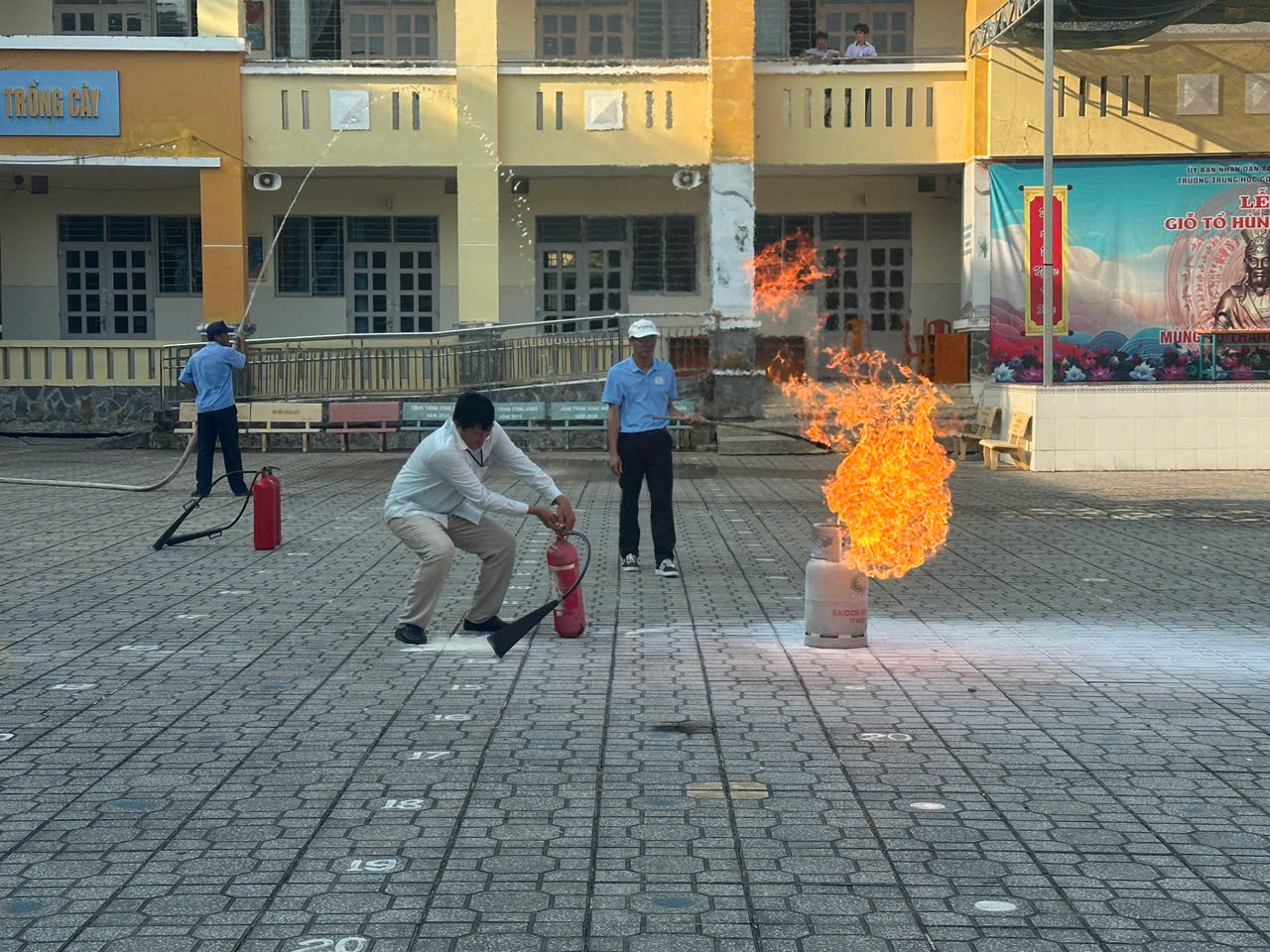 Thực tập phương án chữa cháy và CNCH tại trường THCS An Thới Đông