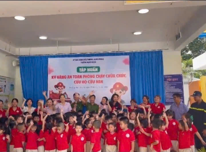 Tập huấn kiến thức, kỹ năng an toàn phòng cháy, chữa cháy và cứu nạn, cứu hộ, kỹ năng sống mầm non 6,