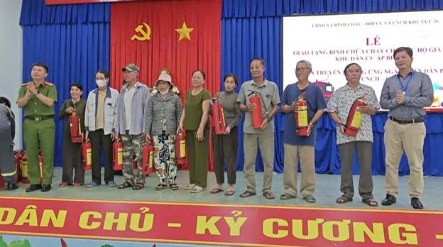 Đội CC&CNCH khu vực 26 trao tặng 150 bình chữa cháy xách tay cho các hộ gia đình có hoàn cảnh khó khăn tại xã Bình Châu