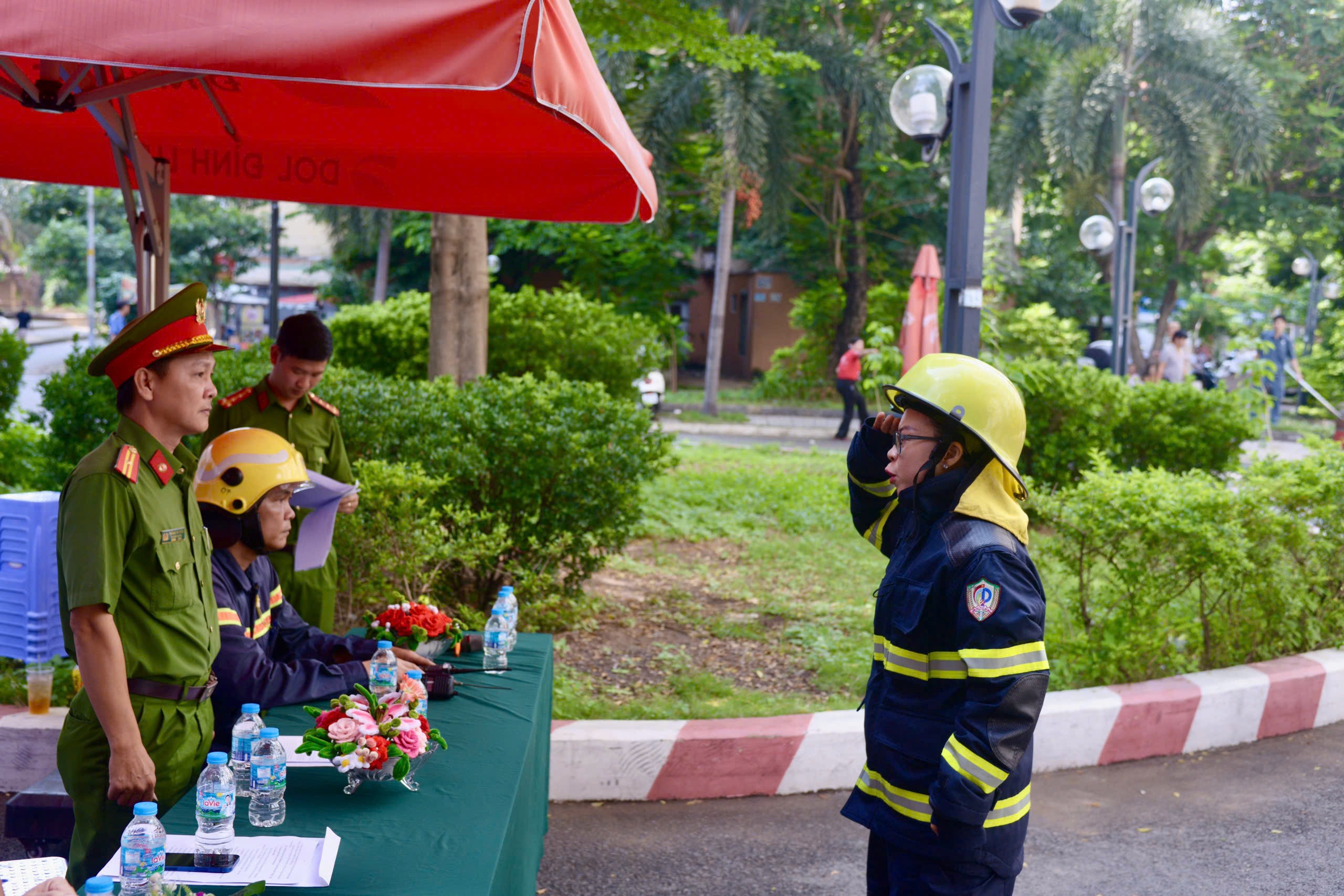 Hướng dẫn thoát nạn nhiều cư dân và cứu 13 người trong cuộc thực tập phương án cứu nạn, cứu hộ tại chung cư Đông Thuận