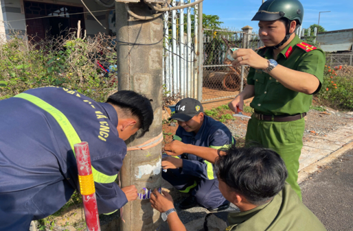 Đoàn viên thanh niên Đội CC và CNCH KV26 tham gia bóc dỡ biển quảng cáo sai quy định tại xã Bàu Lâm