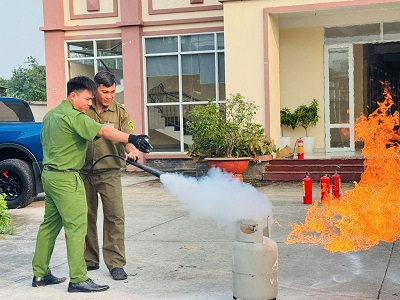 Huấn luyện nghiệp vụ PCCC cho lực lượng dân phòng sau khi kiện toàn