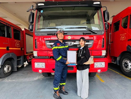 Người dân đến Đội CC&CNCH Khu vực 9 &nbsp;cảm ơn trong vụ cháy chi nhánh Công ty TNHH TMDV Hà Thành Phát