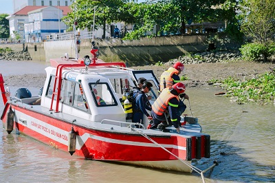 Diễn tập phương án cứu nạn cứu hộ dưới nước Xí nghiệp quản lý phà thanh niên xung phong